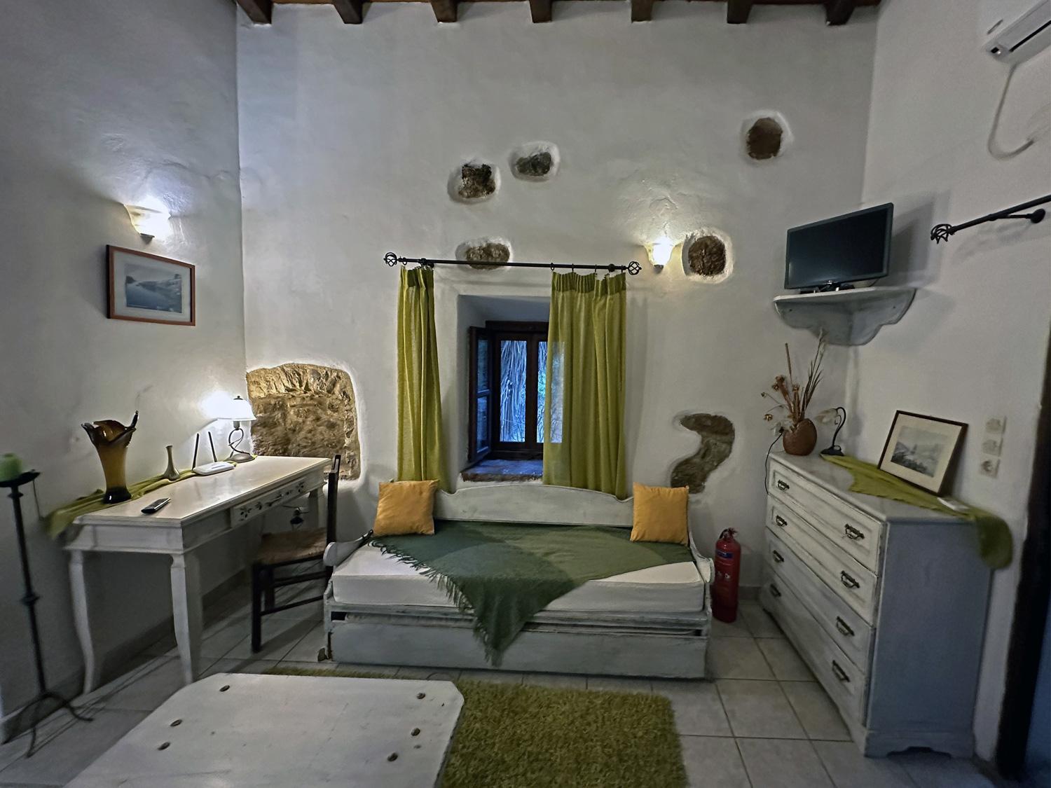 Porfyrousa Traditional Apartament Milopotamos (Kythira)