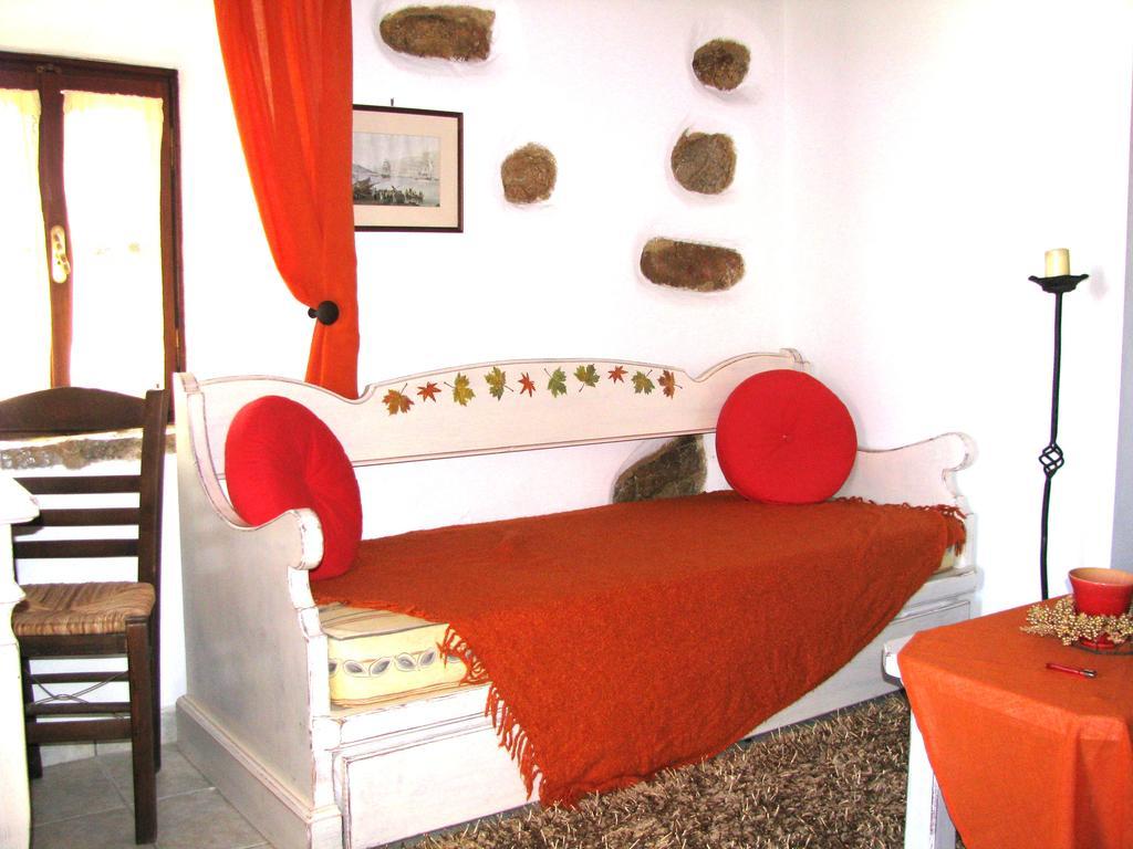 Porfyrousa Traditional * Milopotamos (Kythira)